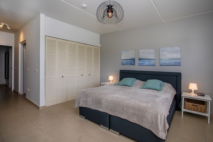Room 28 of 127