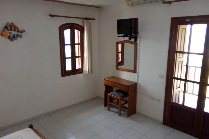 Room 6 of 33