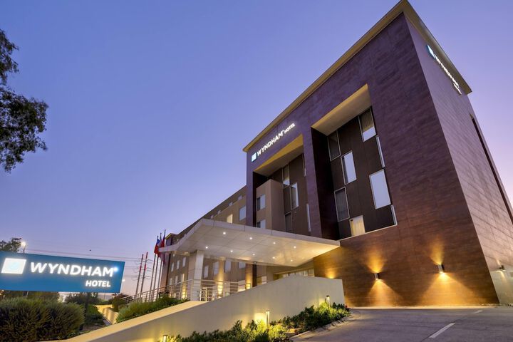 Exterior of Wyndham Santiago Aeropuerto