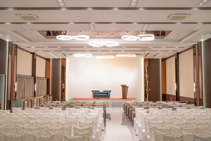 Ballroom/Hall 18 of 19
