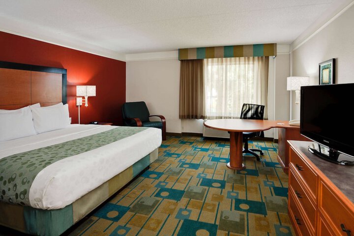 1 King Bed (3 of 18)