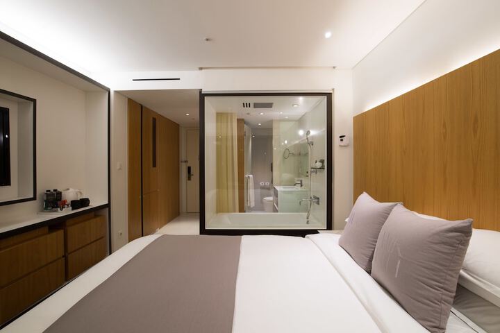 Room 6 of 101