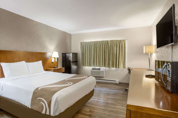 1 Queen Bed (6 of 10)