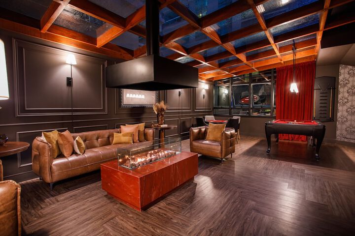 Lounge 57 of 73