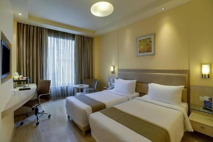 Room 12 of 32
