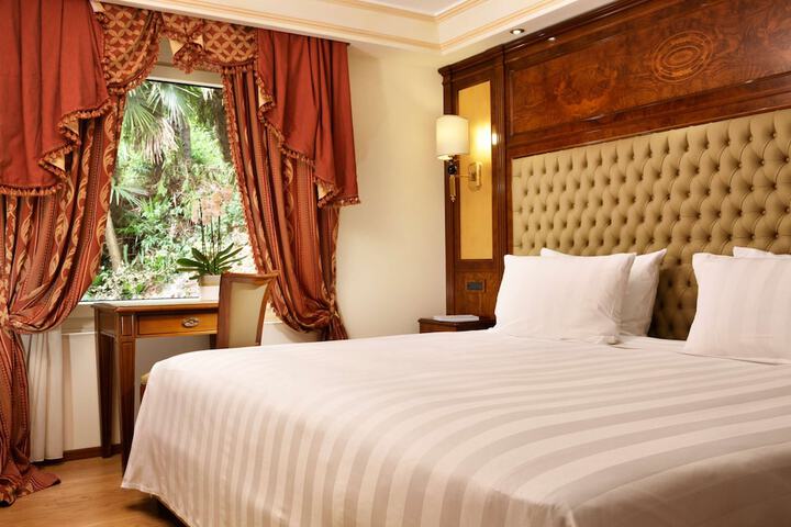 Room 32 of 106