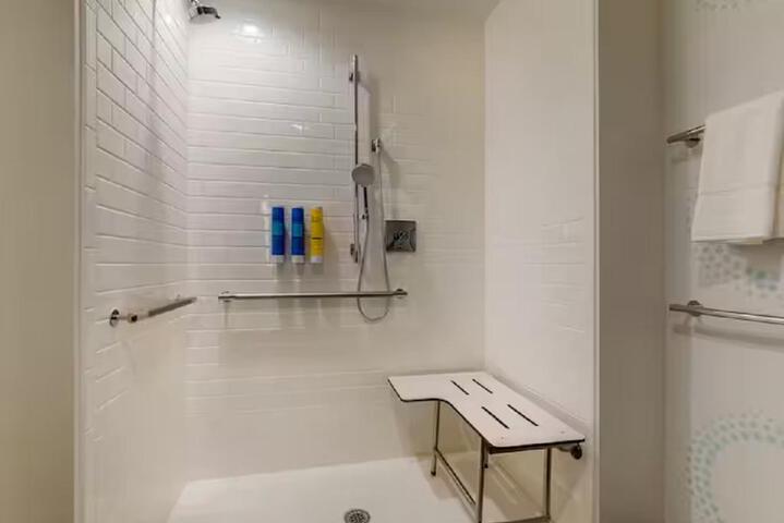 2 Queen Beds with Walk in Shower (4 of 14)
