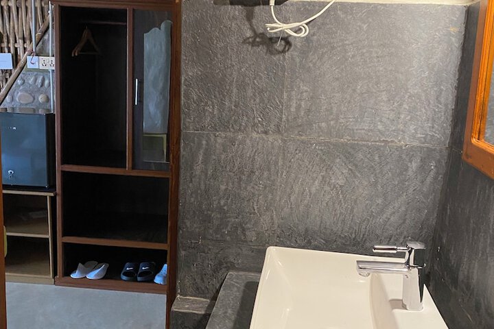Room 6 of 9
