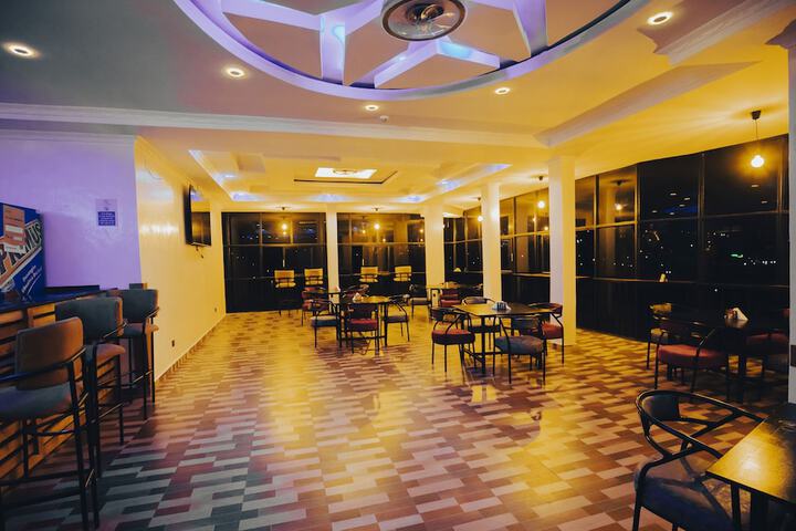 Lounge 11 of 21