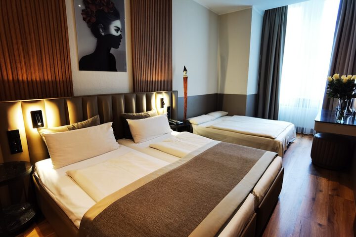 Room 83 of 136