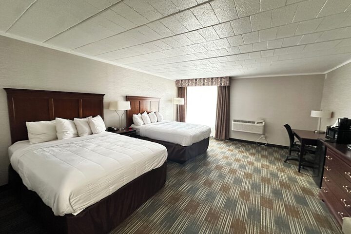 2 Queen Beds (7 of 14)