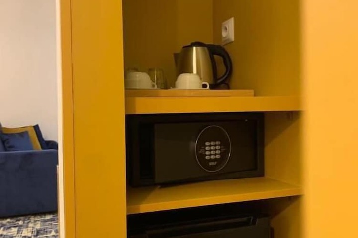 Room 6 of 25