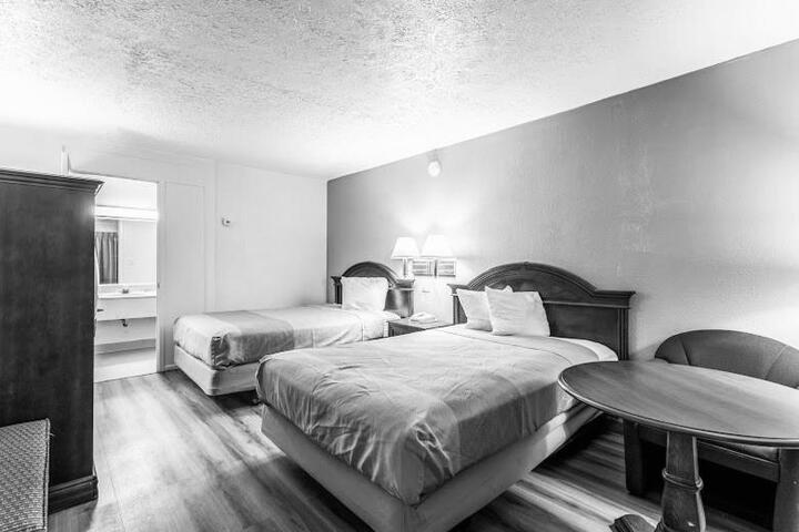 2 Double Beds (8 of 9)
