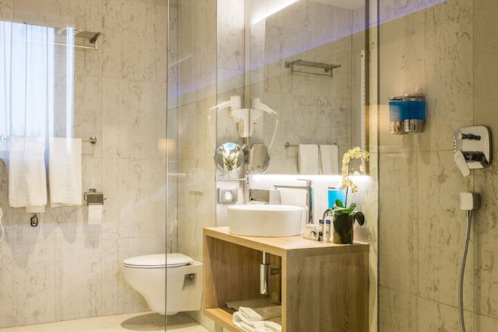 Room 32 of 53