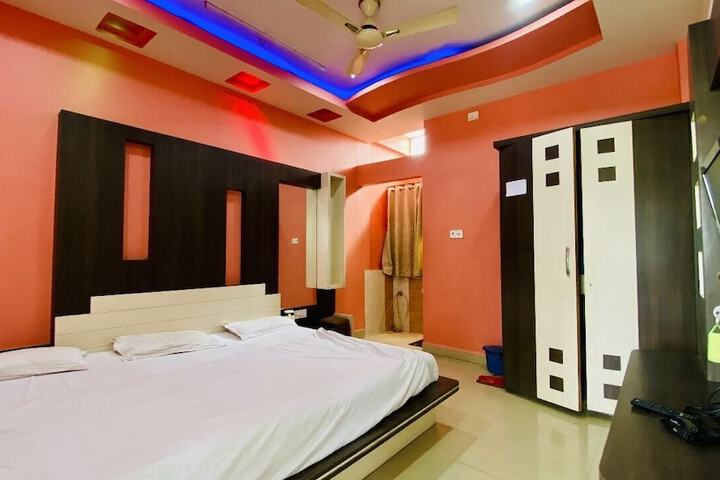 Room 7 of 32