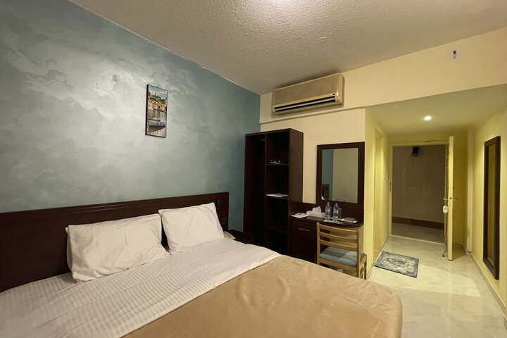 Room 25 of 103