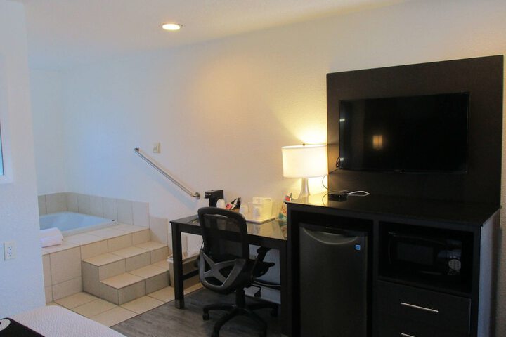 1 Queen Bed Flat Screen Television Desk High Speed Internet Accessible Microwave and Refrigerator, Coffee Maker Continental Breakfast (6 of 16)