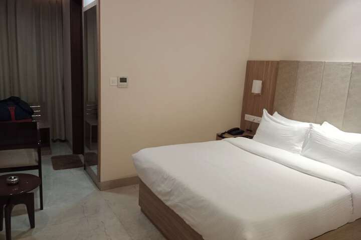 Room 5 of 16