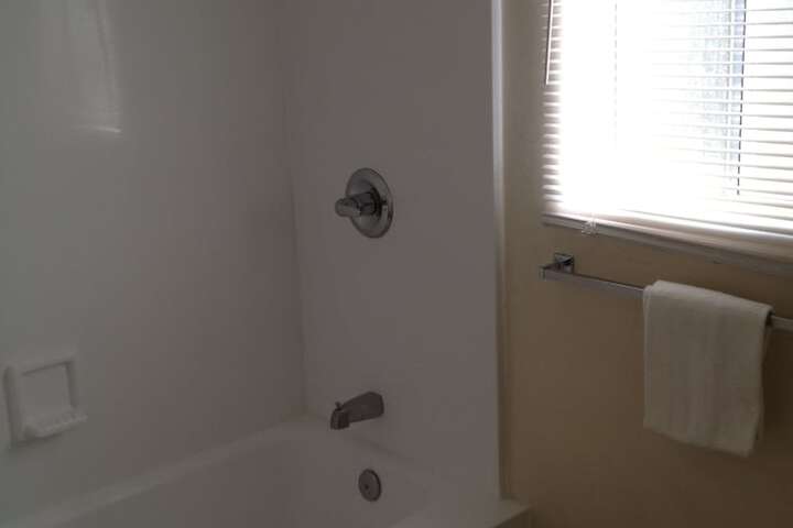 1 Queen Bed (4 of 8)