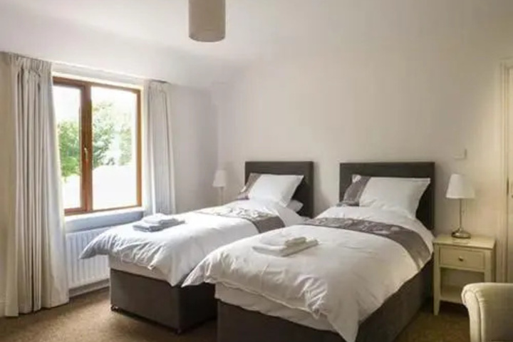 Room 6 of 12