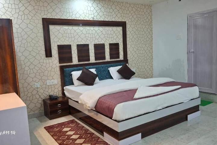 Room 2 of 9