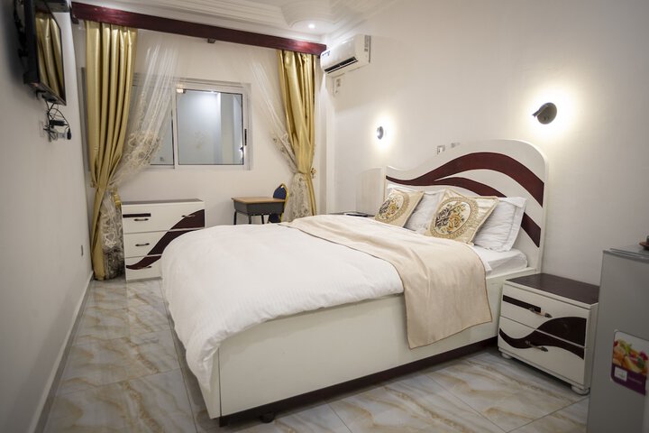 Room 10 of 33