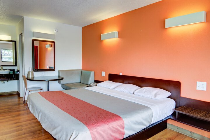1 King Bed (14 of 15)