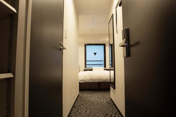 Room 4 of 17