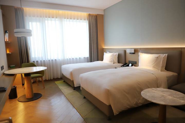 Room 4 of 97
