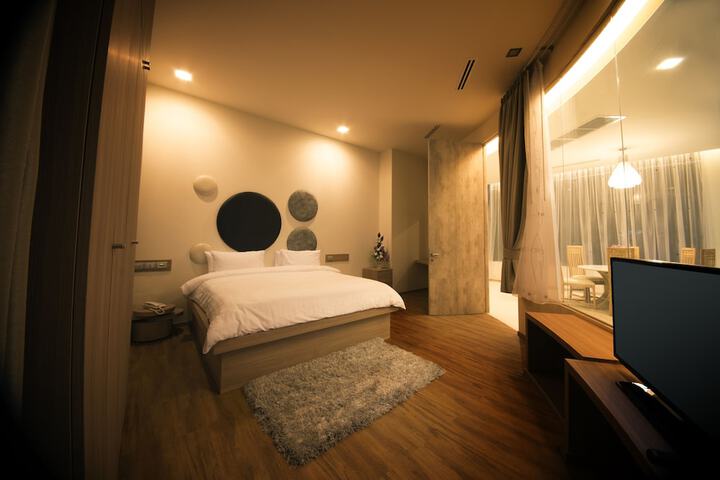 Room 9 of 82