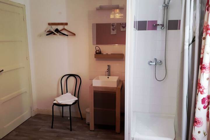 Room 6 of 10