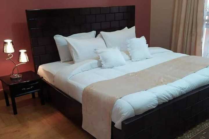 Room 3 of 76