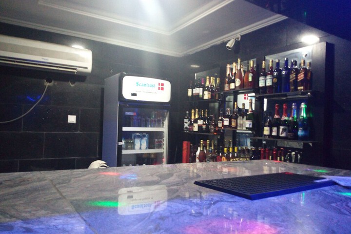Lounge 37 of 44