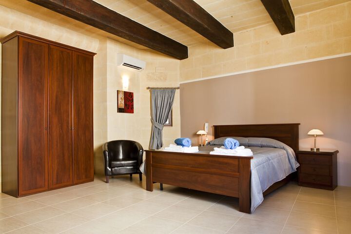 Room 4 of 12