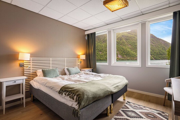 Room 2 of 83