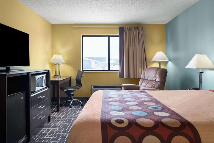 1 Queen Bed (5 of 19)