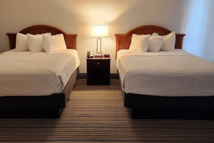 1 Queen Bed Mobility Accessible Bathtub with Grab Bars (13 of 13)