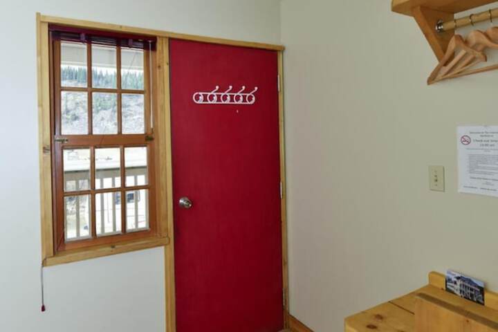 Room 9 of 15