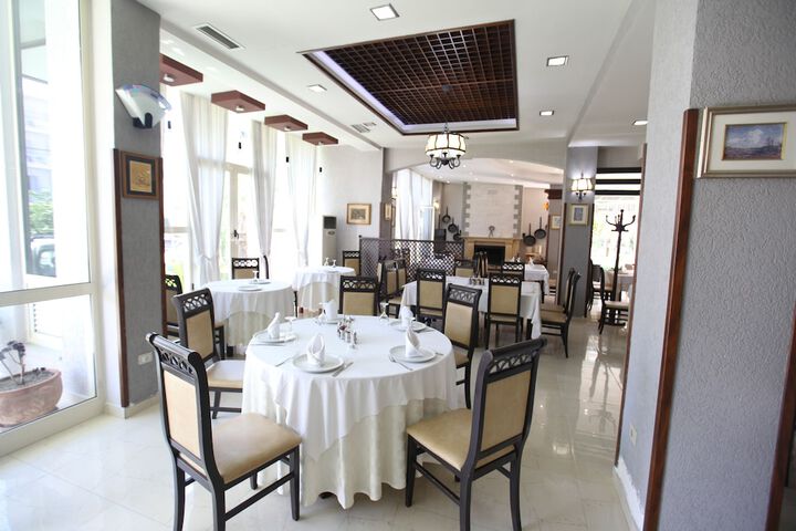 Dining 3 of 25