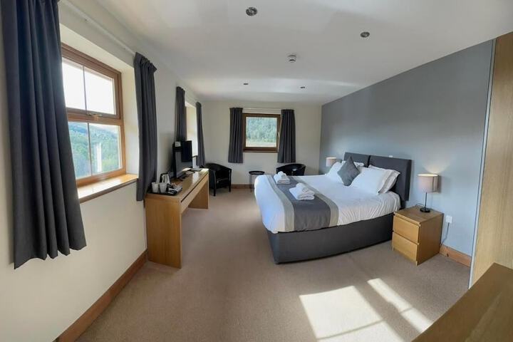 Room 4 of 8