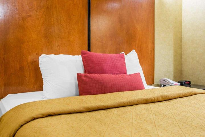 1 Queen Bed (2 of 15)