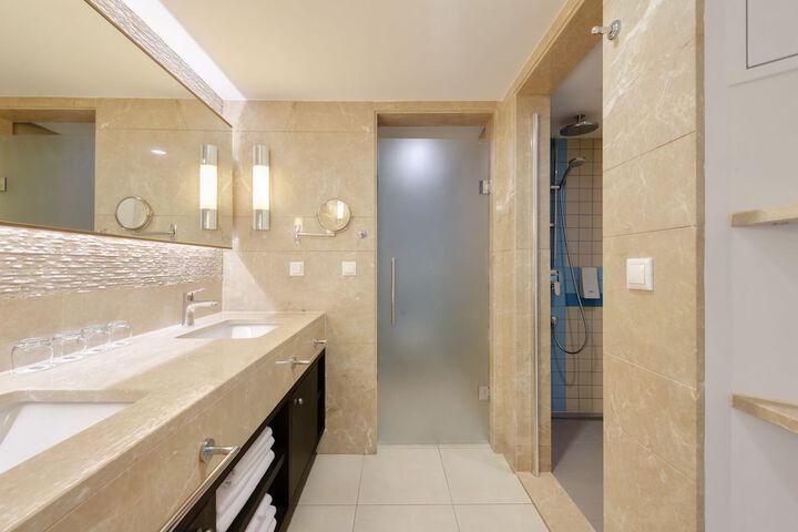 Room 15 of 102