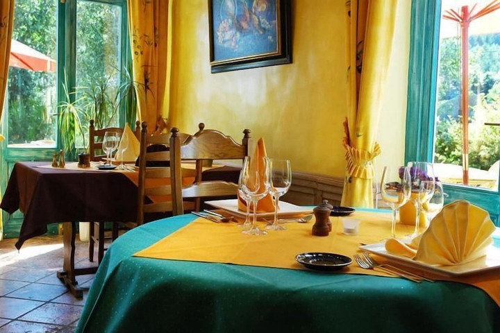 Dining 16 of 31
