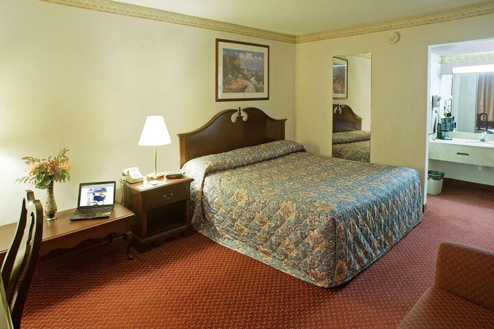 2 Queen Beds (5 of 8)