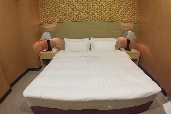 Room 10 of 34