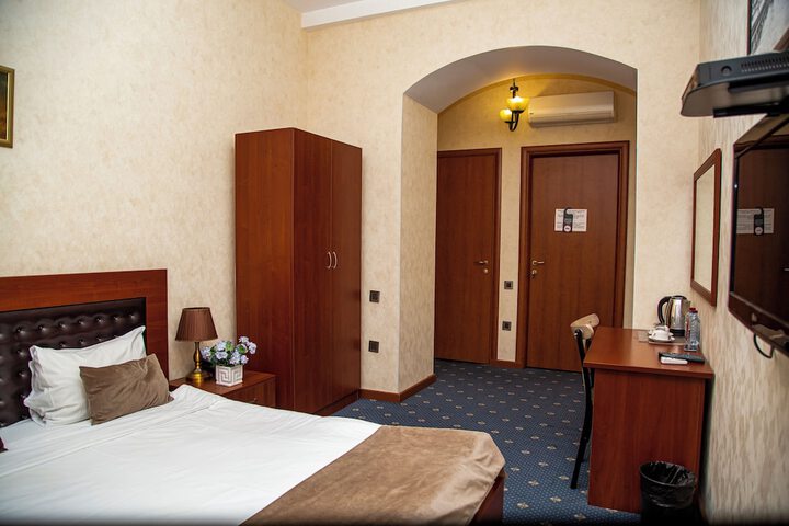 Room 11 of 42
