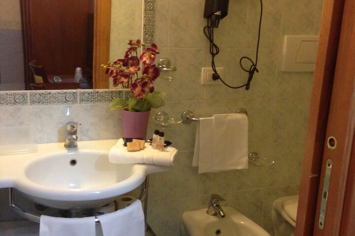 Room 70 of 142