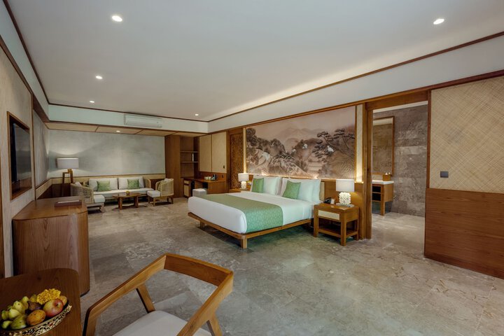 Room 8 of 90