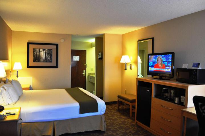 1 King Bed Microwave, Refrigerator WiFi Full Breakfast (1 of 19)