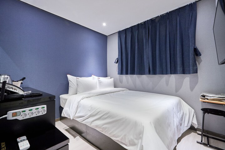 Room 6 of 16